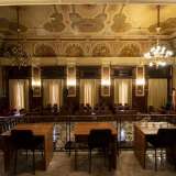 A sinistra possiamo scorgere la tribuna della stampa sopraelevata, limitata da un cancelletto di ferro. Vi entriamo, per godere di una vista impagabile su quello che � il pi� rilevante spazio di rappresentanza democratica della citt�